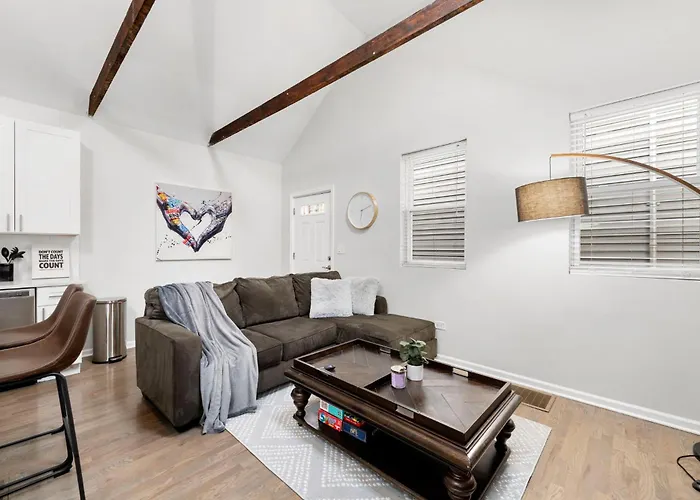 Treasure 4 Bed Getaway Holiday home Chicago